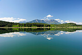 Karawanken spiegeln sich im Turnersee, Turnersee, Kärnten, Österreich, Europa