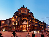 Blick auf das Postfuhramt bei Nacht, Oranienburger Strasse, Mitte, Berlin, Deutschland, Europa