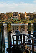 Angler an der Havel, Schloss Babelsberg und Babelsberger Park im Hintergrund, Potsdam, Land Brandenburg, Deutschland, Europa