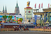 Paulskirche und Oktoberfest, Pferdevorführung, historisches Oktoberfest auf der Theresienwiese, München, Bayern, Deutschland, Europa, Europa