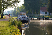 Late afternoon at the lock of Lamotte-Brebière, Canal de la Somme, Amiénois, Dept. Somme, Picardie, France, Europe