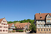 Fachwerkhäuser im Innenhof, Kloster Maulbronn, Maulbronn, Baden-Württemberg, Deutschland, Europa