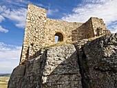 Ruinas del castillo roquero de Atienza, fortaleza medieval del siglo XII, situada en un promontorio rocoso que domina el pueblo, con dos torreones que flanquean la puesta de entrada - Guadalajara - Castilla la Mancha - España