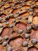 Puerta de madera con los herrajes originales en lacería, de estilo mudéjar, en el pórtico sur de la iglesia catedral de Roda de Isábena - Ribagorza - Huesca - Pirineo Aragonés - Aragón - España