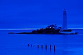 England, Tyne and Wear, Whitley Bay St Mary's Lighthouse and Island at dawn