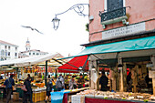 Markt an der Rialtobrücke, Venedig, Venetien, Italien