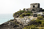 Mexico, Yucatan State, Tulum, Tulum ruins, ancient Mayan city on cliff overlooking Caribbean Sea