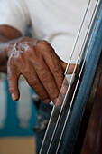 Hand eines Musikers zupft an Kontrabass, Vinales, Provinz Pinar del Rio, Kuba, Karibik