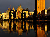 Menschen mit Regenschirme, Piazza San Marco am Abend, Markusdom, Basilica di San Marco, Veneto, Venedig, Italien