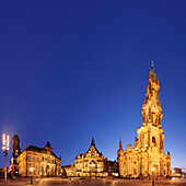 Beleuchteter Schlossplatz mit Ständehaus, Georgentor und Kathedrale, Dresden, Sachsen, Deutschland