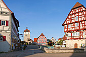 Blick auf Fachwerkhäuser und Torturm, Vellberg, Hohenloher Land, Baden-Württemberg, Deutschland, Europa