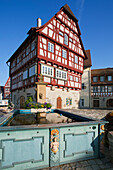 Altes Amtshaus mit Brunnen, Vellberg, Hohenloher Land, Baden-Württemberg, Deutschland, Europa