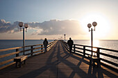 Paar auf der Seebrücke, Binz, Insel Rügen, Ostsee, Mecklenburg-Vorpommern, Deutschland