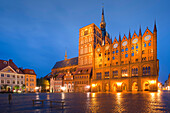 Alter Markt mit Nikolaikirche und Rathaus am Abend, Stralsund, Ostsee, Mecklenburg-Vorpommern, Deutschland, Europa