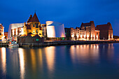 Ozeaneum und Speicherhäuser im Hafen am Abend, Stralsund, Ostsee, Mecklenburg-Vorpommern, Deutschland, Europa