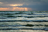 Gewitterwolken am Darßer Weststrand in der Abenddämmerung, Fischland-Darß-Zingst, Ostsee, Mecklenburg-Vorpommern, Deutschland, Europa