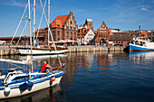 Segelboot bei der Einfahrt in den Hafen, Wismar, Ostsee, Mecklenburg-Vorpommern, Deutschland