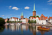 Blick über die Trave zur Altstadt mit Marienkirche und Petrikirche, Hansestadt Lübeck, Schleswig-Holstein, Deutschland