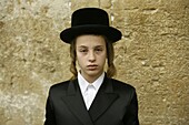 Israël, Jérusalem, Orthodox Jewish boy at Wailing Wall