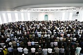 Grande Bretagne, Londres, Friday prayer at Baitul Futuh mosque