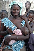 Sénégal, Young mother breast feeding