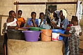 Sénégal, Women and children at well