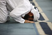 Emirats Arabes Unis, Dubai, Praying muslim.  Jumeirah mosque