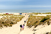 France, Aquitaine, Gironde, Bassin d'Arcachon, la Salie beach, passers-by