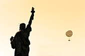 France, Paris, 15th arrondissement, Statue of Liberty, hot-air balloon