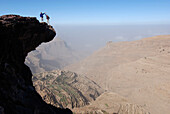 Yemen, Djebel Harraz, two hikers on Bokur rock