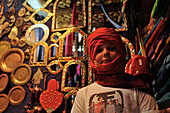 Mädchen mit rotem Tuareg Turban in Geschäft, Agdz, südlich vom Hohen Atlas. Marokko, Afrika