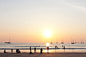 Menschen am Nai Harn Strand bei Sonnenuntergang, Phuket, Thailand, Asien