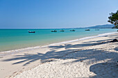Menschenleerer Strand im Sonnenlicht, White Sand Beach, Andamanensee, Indischer Ozean, Khao Lak, Thailand, Asien
