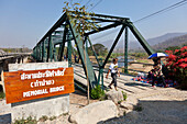 Touristen auf der Pai River Memorial Bridge, Pai, Thailand, Asien