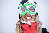 Schneebedecktes Gesicht einer Skifahrerin, Chandolin, Anniviers, Wallis, Schweiz