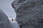 Zwei Skifahrer beim Aufstieg durch Tiefschnee, Chandolin, Anniviers, Wallis, Schweiz