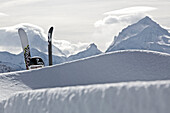 Skifahrer beim Aufstieg durch Tiefschnee, Chandolin, Anniviers, Wallis, Schweiz