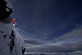 Skifahrerin springt von einem Vorsprung, Chandolin, Anniviers, Wallis, Schweiz