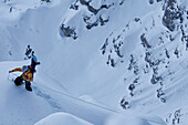 Snowboarder sichert Kletterseil, Oberjoch, Bad Hindelang, Bayern, Deutschland