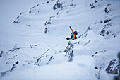 Snowboarder springt über eine Klippe, Oberjoch, Bad Hindelang, Bayern, Deutschland