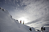 Zwei Skifahrer beim Aufstieg, Chandolin, Anniviers, Wallis, Schweiz