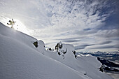 Snowboarder beim Aufstieg im Tiefschnee, Chandolin, Anniviers, Wallis, Schweiz