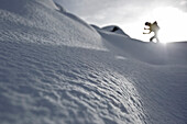 Snowboarder beim Aufstieg, Chandolin, Anniviers, Wallis, Schweiz
