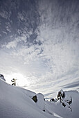 Snowboarder beim Aufstieg, Chandolin, Anniviers, Wallis, Schweiz
