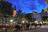 Strassencafe am Stadtplatz am Abend, Burghausen, Bayern, Deutschland, Europa
