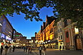 Fußgängerzone Neuhauserstraße mit Kaufhaus Oberpollinger am Abend, München, Bayern, Deutschland, Europa