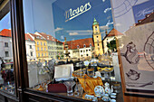 Rathaus spiegelt sich im Schaufenster eines Geschäfts, Altstadt, Bratislava, Slowakei, Europa