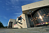 Junge mit Skateboard vor dem Stadttheater am Svätoplukovo Platz, Nitra, West- Slowakei, Europa
