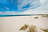 Frau läuft barfuß am Strand, Ellenbogen, Insel Sylt, Schleswig Holstein, Deutschland, Europa
