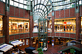 Beleuchtete Geschäfte in einem Einkaufszentrum, Hanse Viertel, Hansestadt Hamburg, Deutschland, Europa